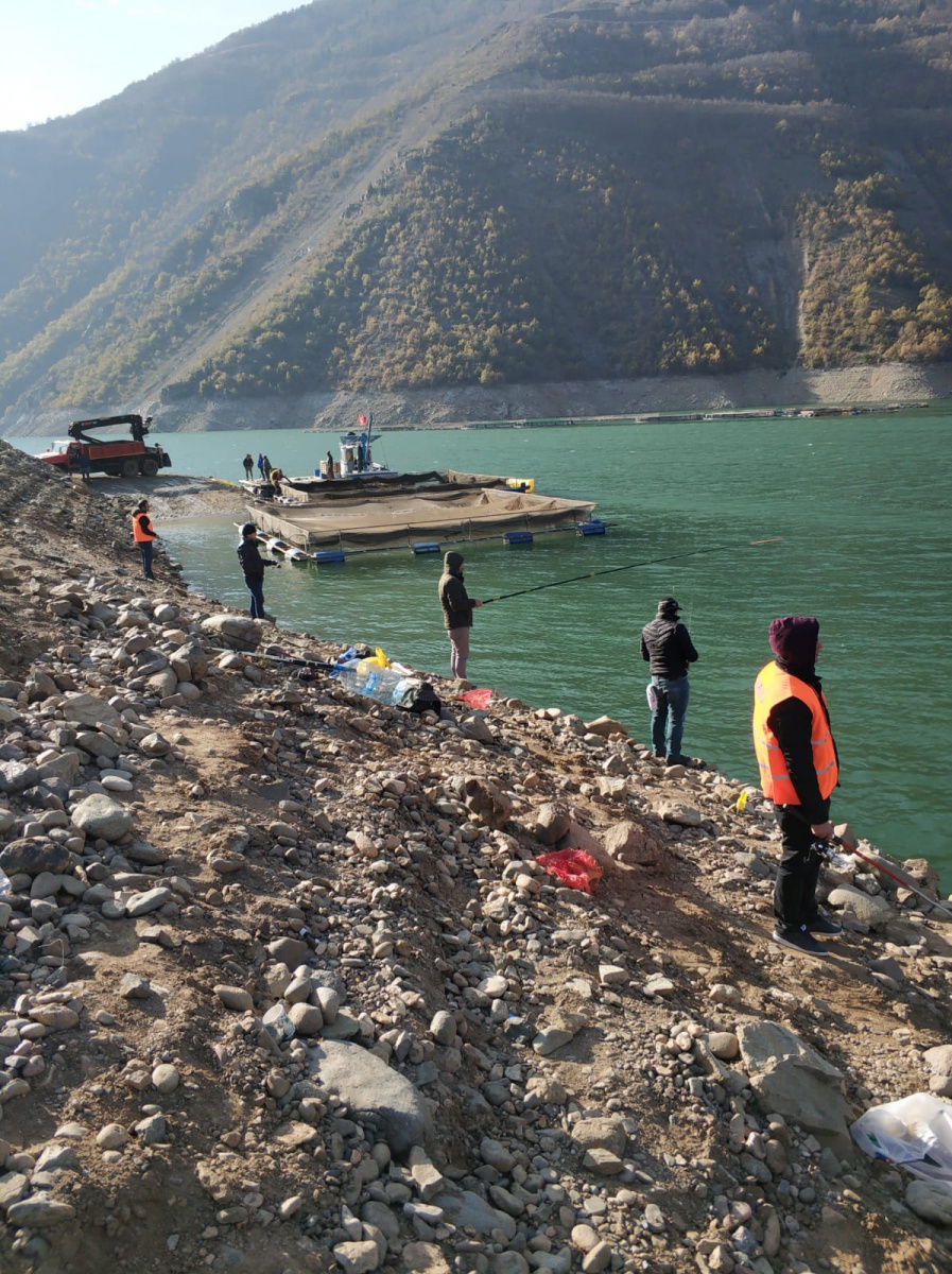 En büyük balığı tutmak için yarıştılar 12