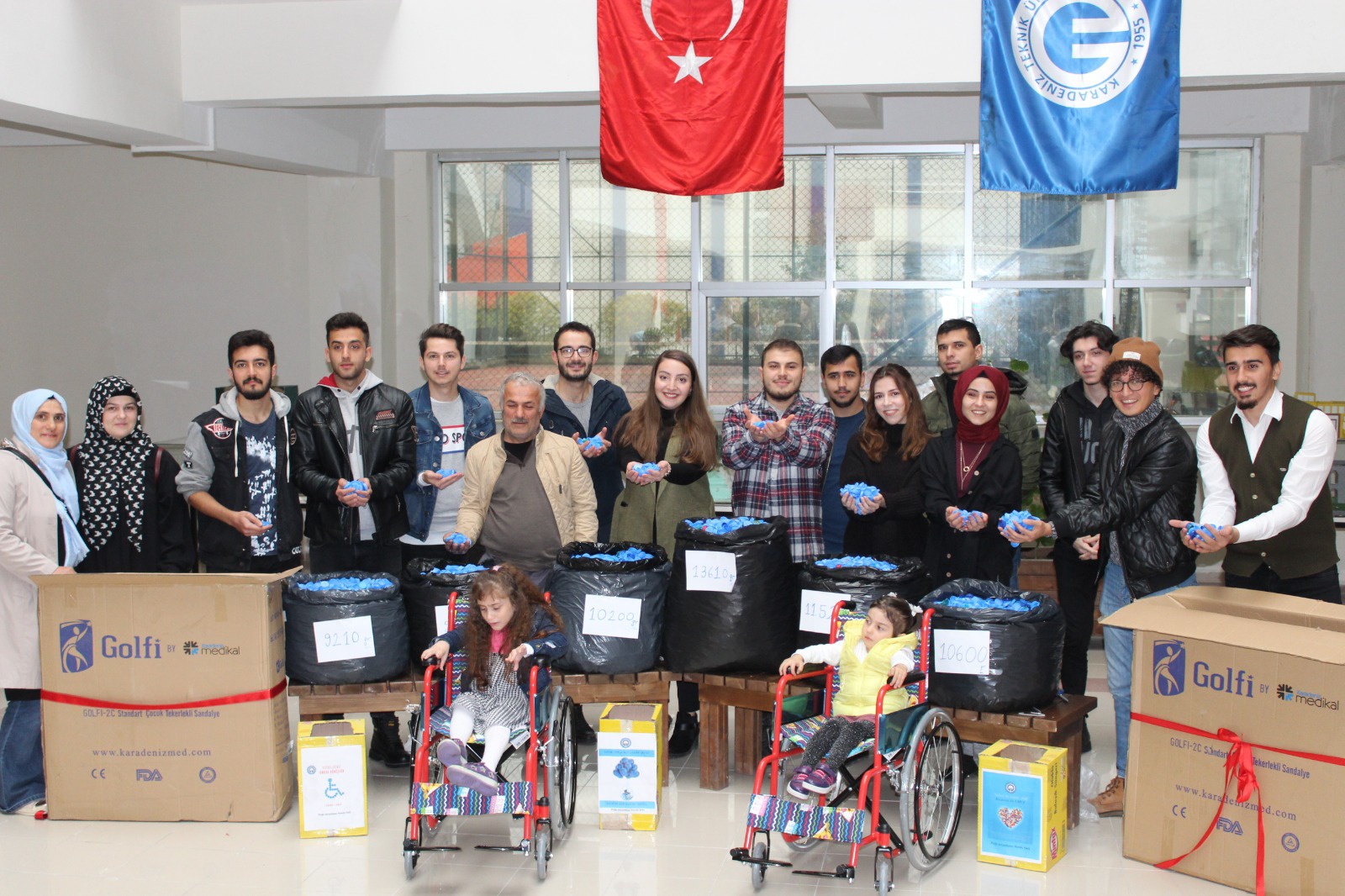 Bir yıl boyunca topladığı mavi kapaklarla 2 kişiye umut oldu 5