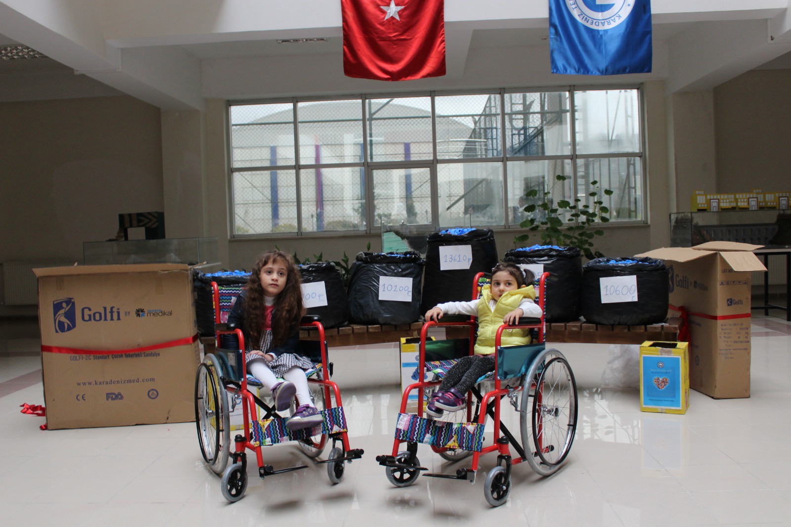 Bir yıl boyunca topladığı mavi kapaklarla 2 kişiye umut oldu 7