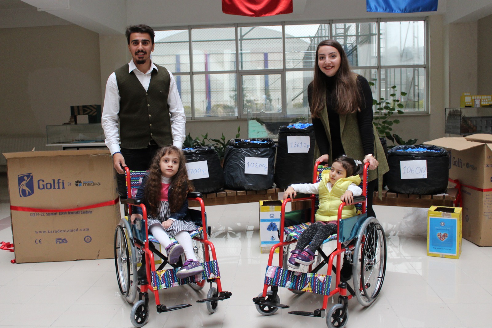 Bir yıl boyunca topladığı mavi kapaklarla 2 kişiye umut oldu 4