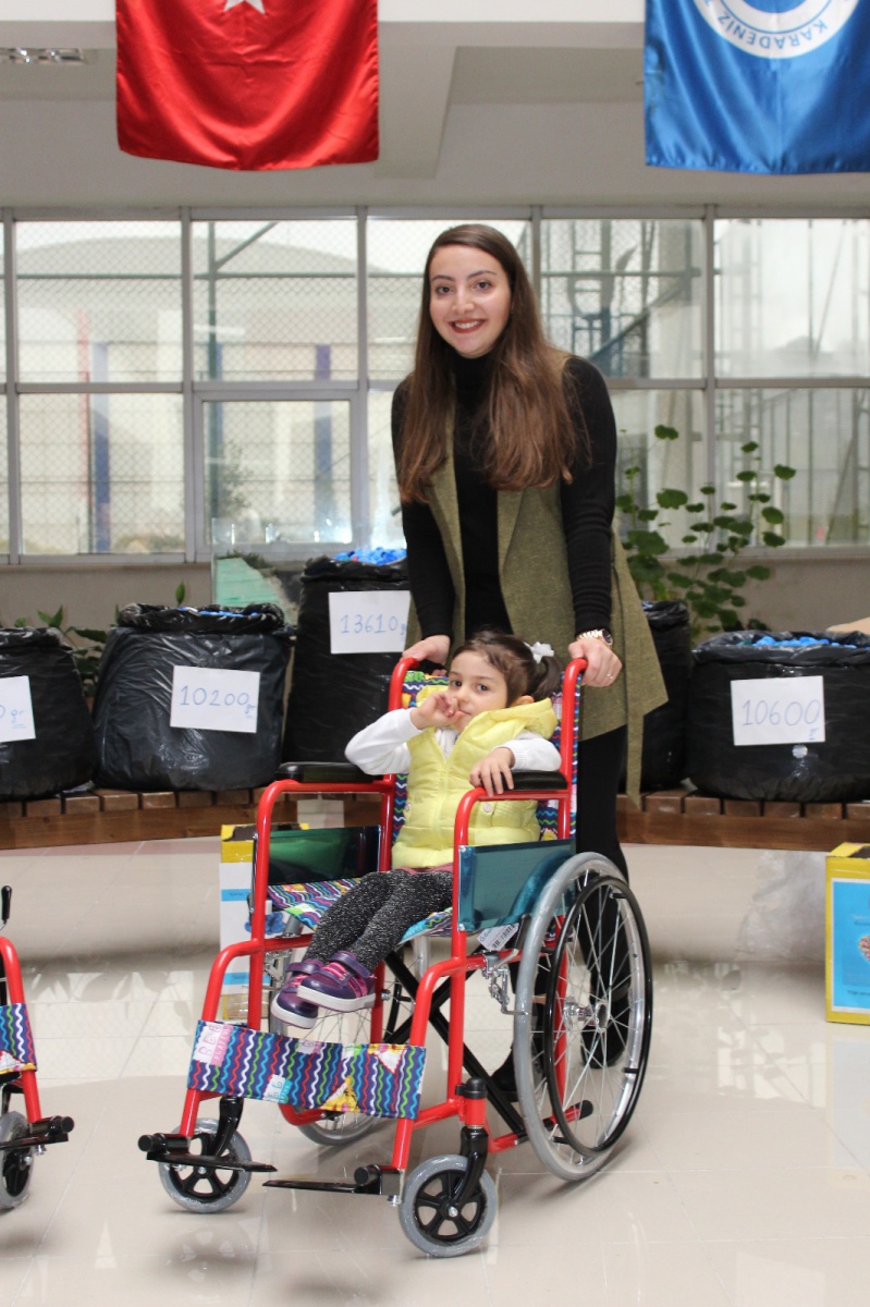 Bir yıl boyunca topladığı mavi kapaklarla 2 kişiye umut oldu 3