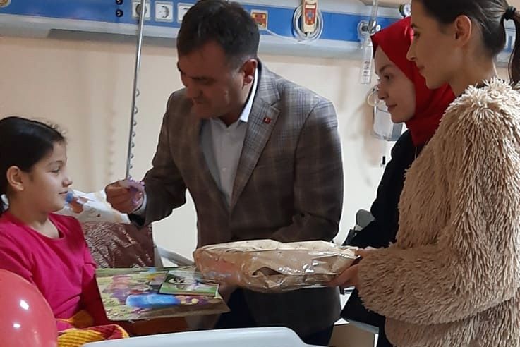 Bu kez de hasta yatan çocukları sevindirdiler 2