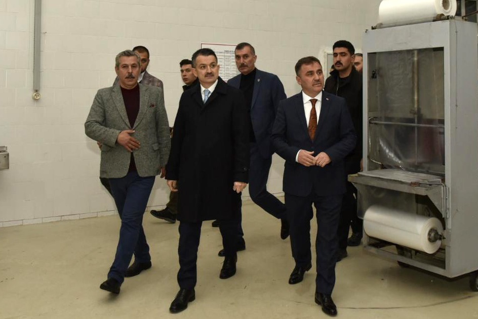 Bakan Pakdemirli ‘Akıllı İnek’ projesinin açılışını gerçekleştirdi, Gümüşsu Fabrikasını inceledi 7