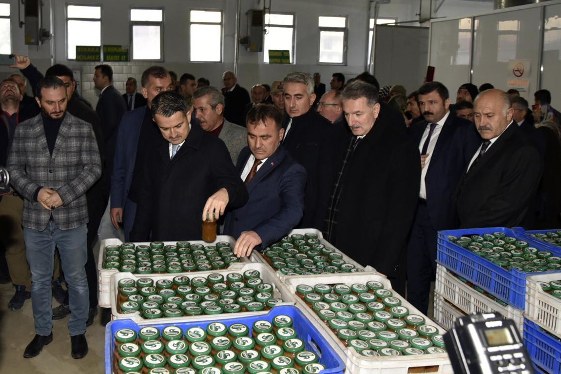 Bakan Pakdemirli ‘Akıllı İnek’ projesinin açılışını gerçekleştirdi, Gümüşsu Fabrikasını inceledi 10