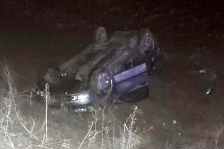 Yavru köpeğe çarpmamak için manevra yapan otomobil takla attı: 2 yaralı 2