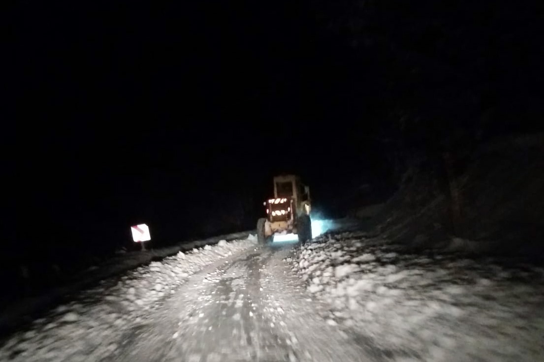Gümüşhane köy yollarında karla mücadele çalışmaları devam ediyor 1