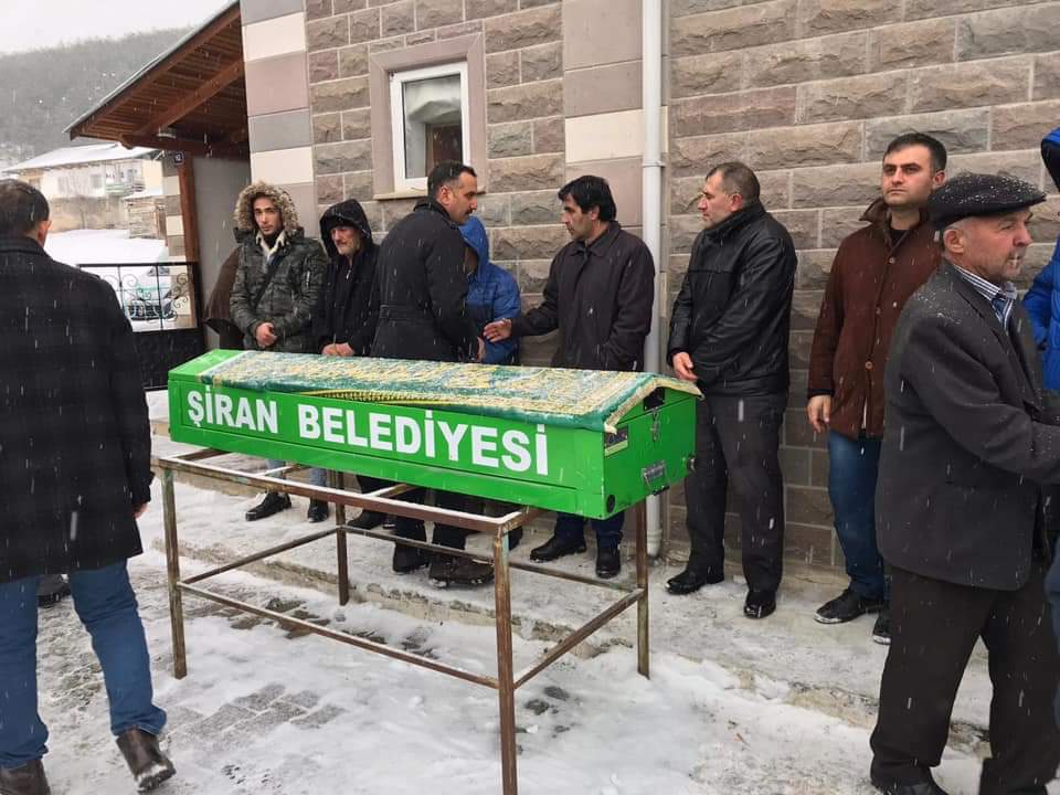 Karlar altında son yolculuğuna uğurlandı 6