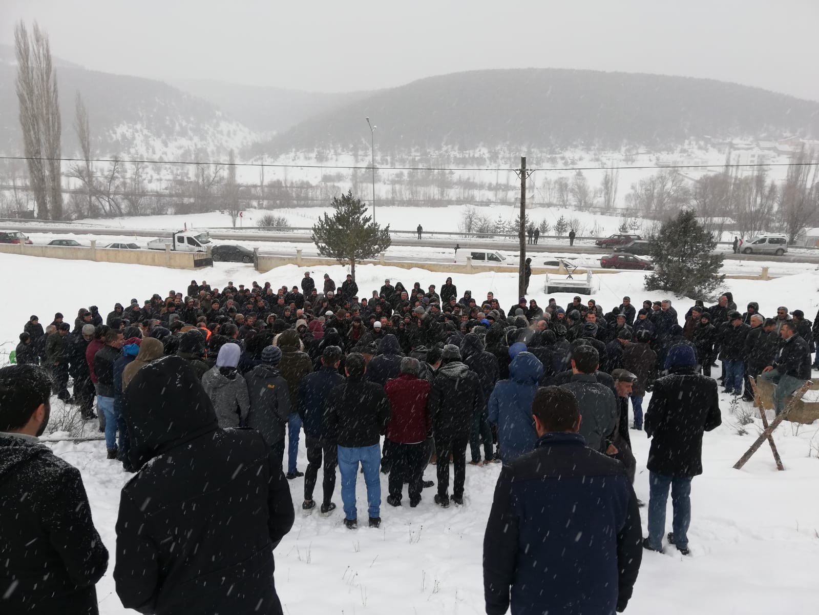 Karlar altında son yolculuğuna uğurlandı 5