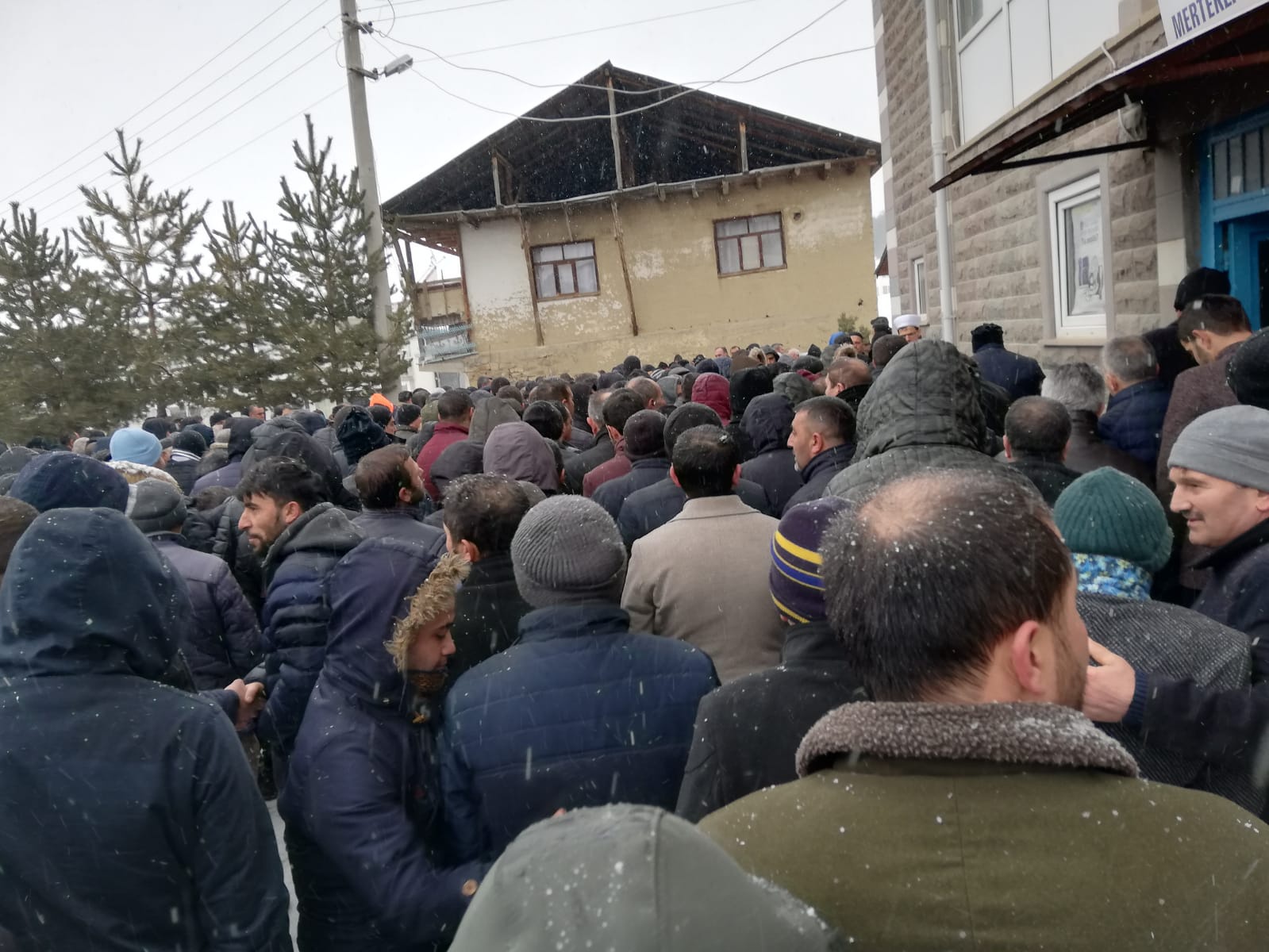 Karlar altında son yolculuğuna uğurlandı 8