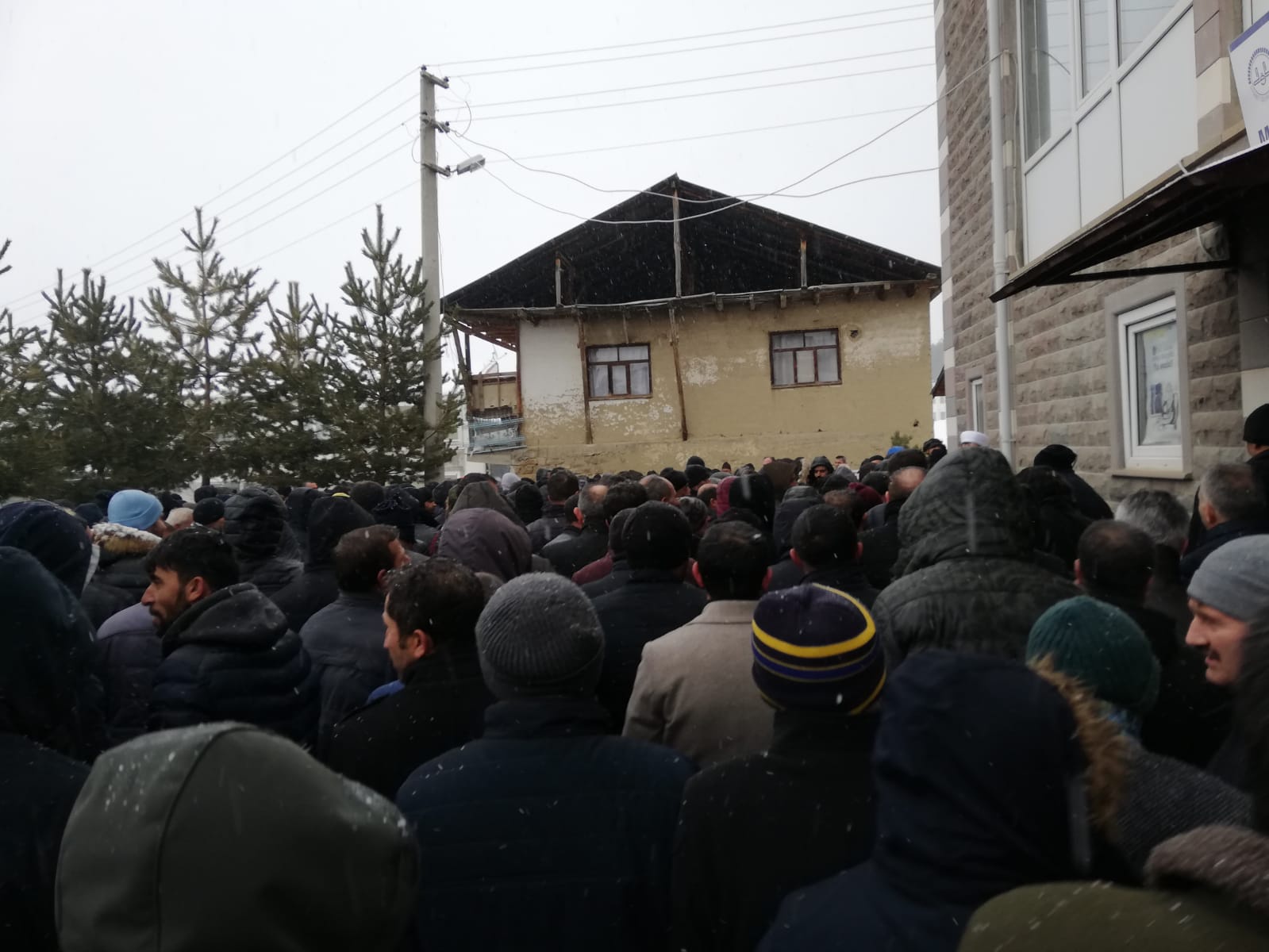 Karlar altında son yolculuğuna uğurlandı 3