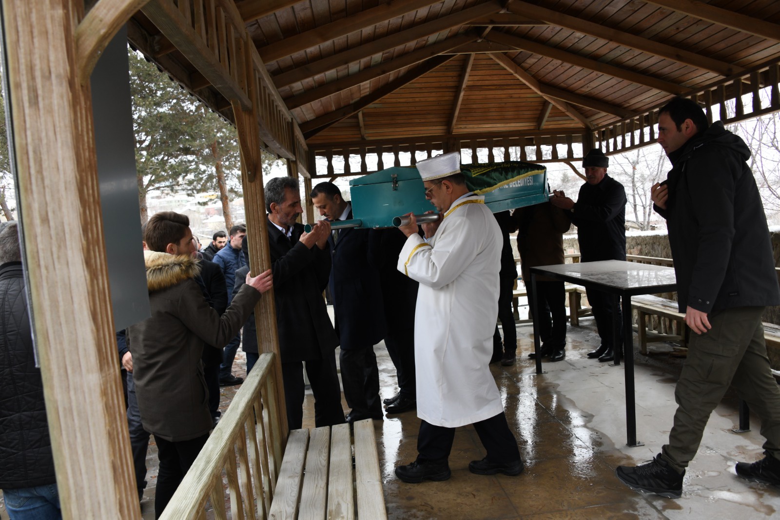 Uçan son yolculuğuna uğurlandı 10