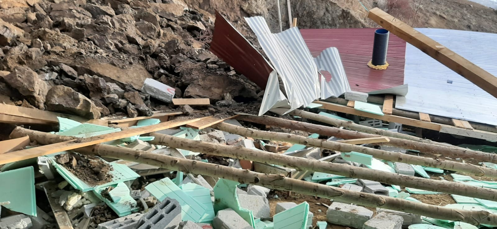 Genç çiftçinin 15 koyunu telef oldu, 60 koyunu kayboldu 7