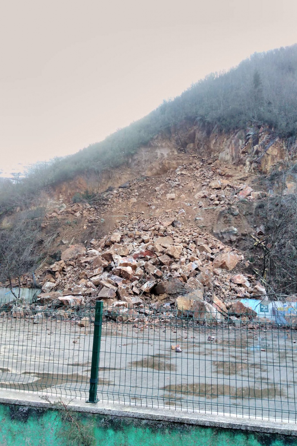 Gümüşhane’de dağdan kopan kayalar okulun bahçesine düştü 6