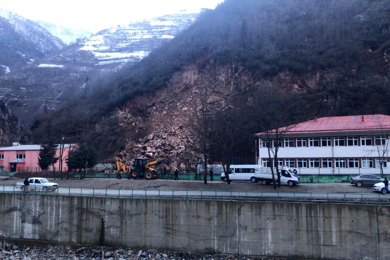 Gümüşhane’de dağdan kopan kayalar okulun bahçesine düştü 1