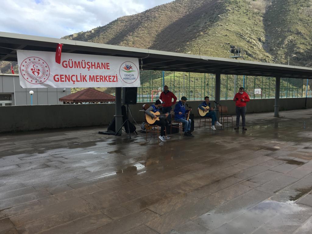 Gençlik Merkezinden karantinadaki vatandaşlara konser 3