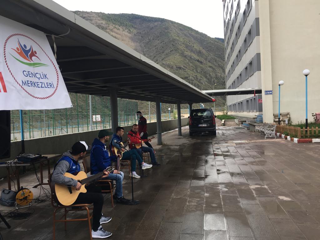 Gençlik Merkezinden karantinadaki vatandaşlara konser 2