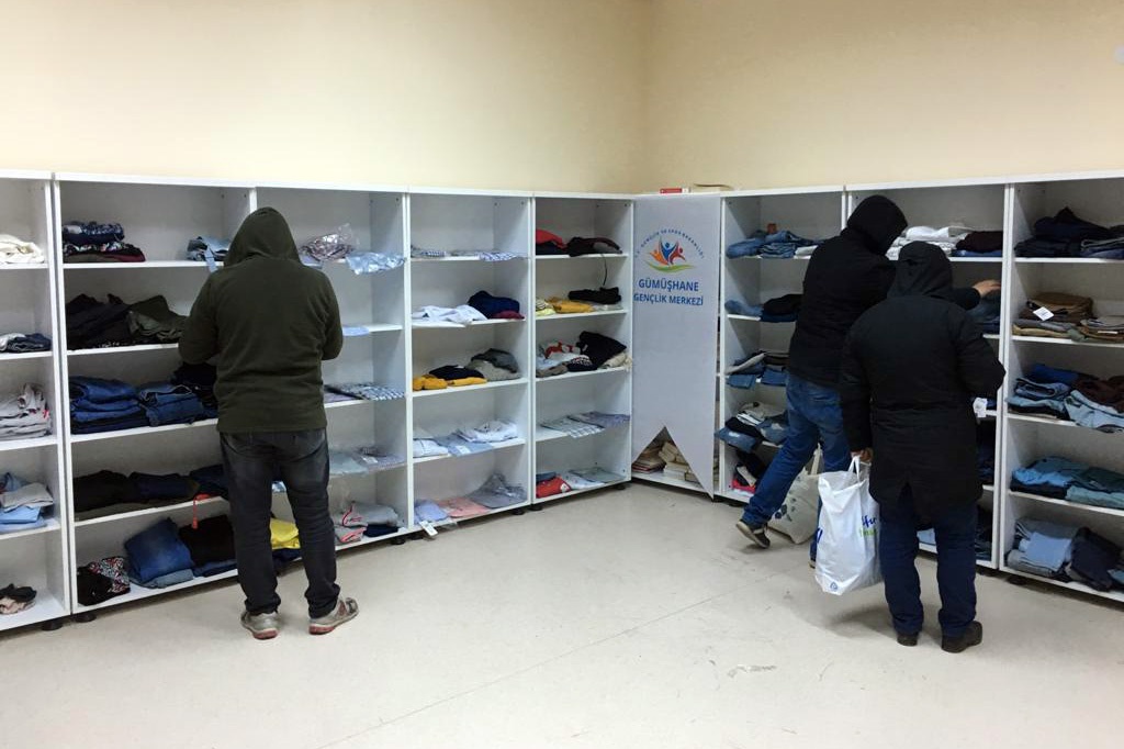 Gümüşhane Gençlik Merkezi 'Giysi Rafı' oluşturdu 3