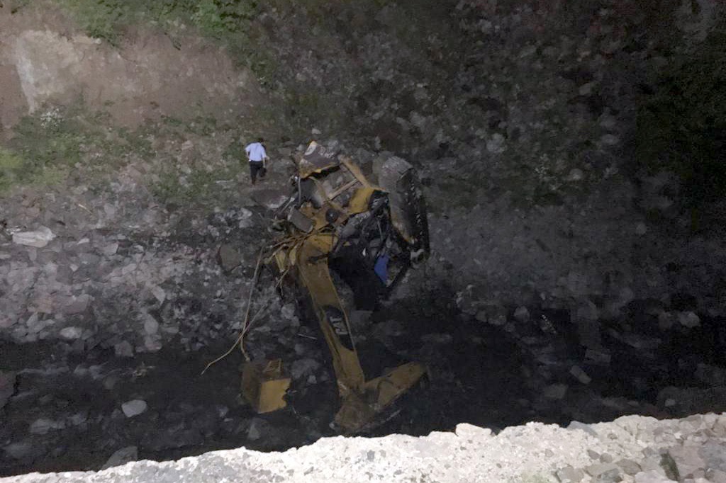 Gümüşhane’de yol çalışması yapan ekibin üzerine heyelan düştü: 2 ölü 3