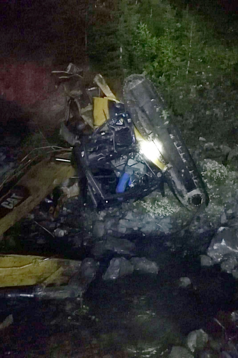 Gümüşhane’de yol çalışması yapan ekibin üzerine heyelan düştü: 2 ölü 4