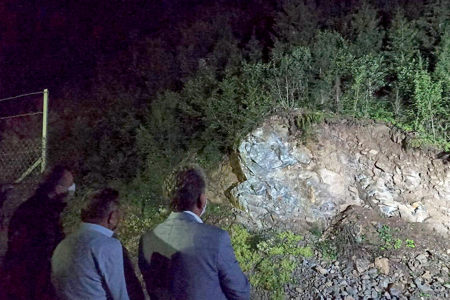 Gümüşhane’de yol çalışması yapan ekibin üzerine heyelan düştü: 2 ölü 6