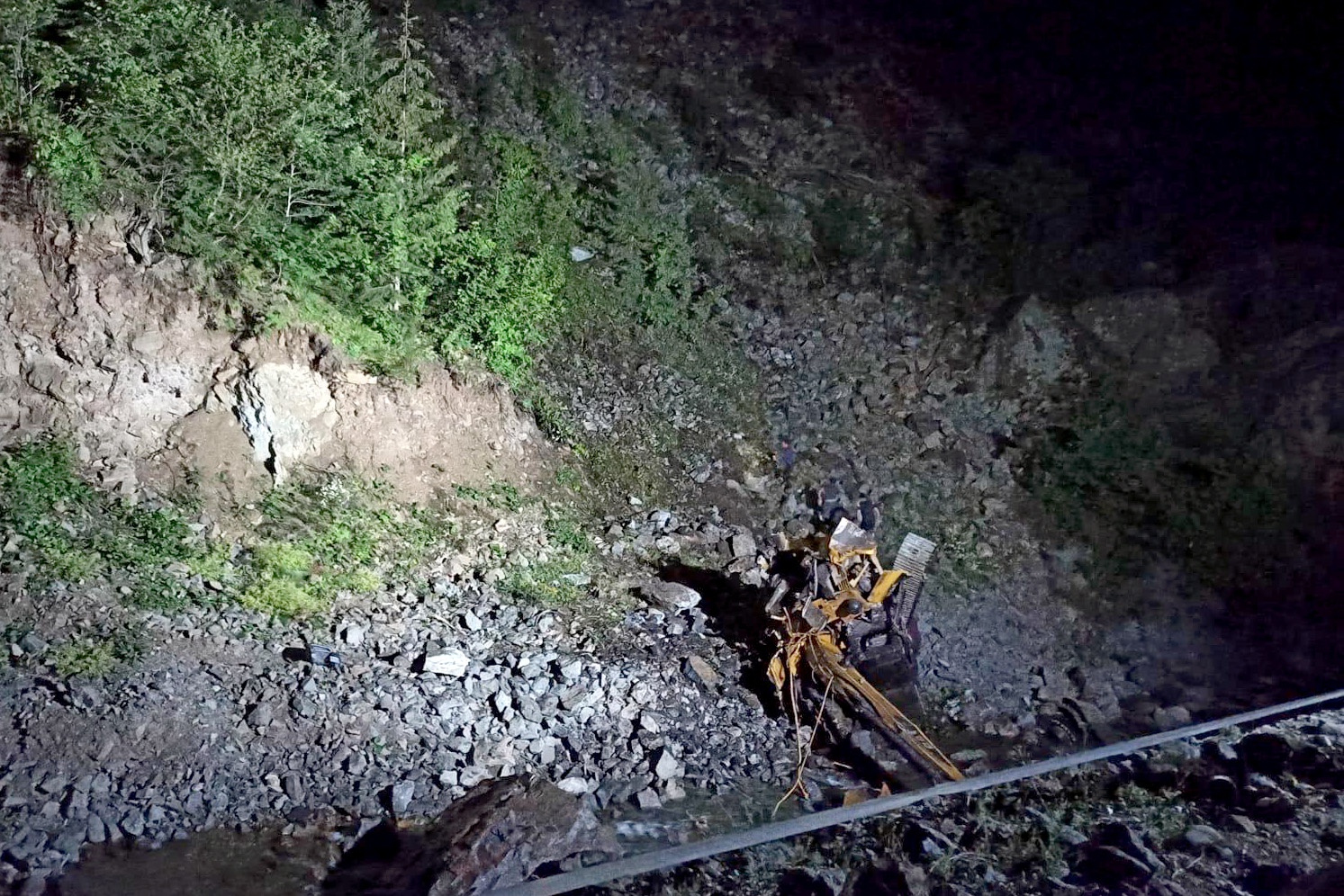 Gümüşhane’de yol çalışması yapan ekibin üzerine heyelan düştü: 2 ölü 7