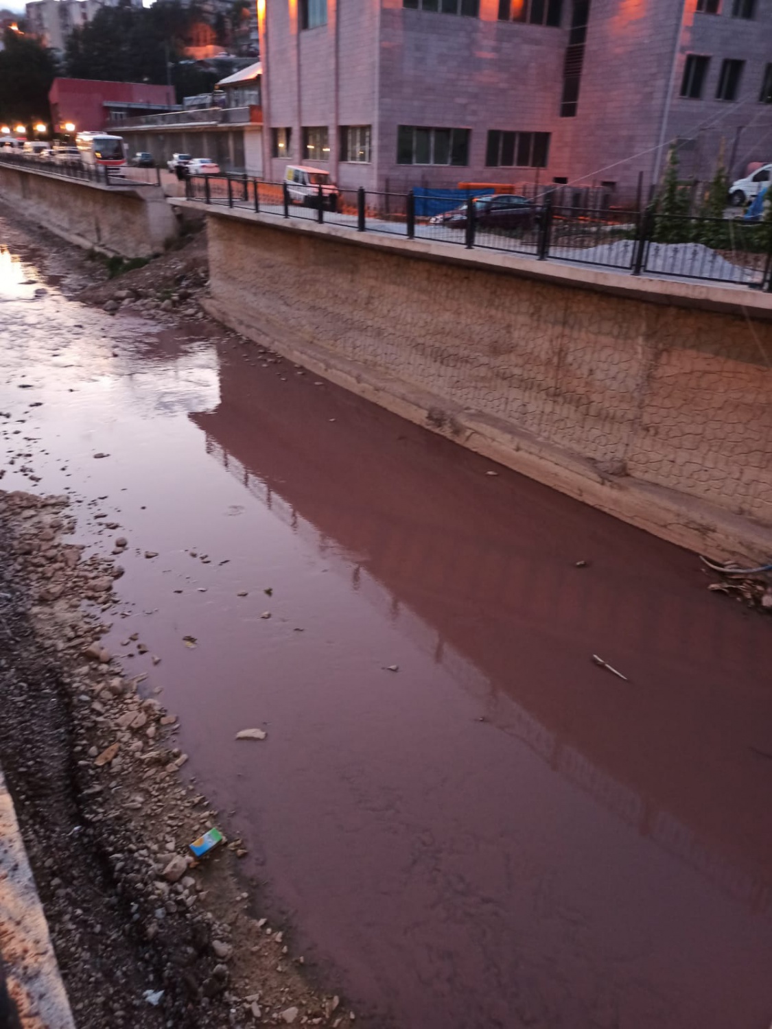 Harşit çayındaki bordo rengin sebebi oldu 5