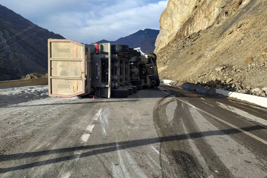 Gümüşhane'de tır devrildi: 1 yaralı 4