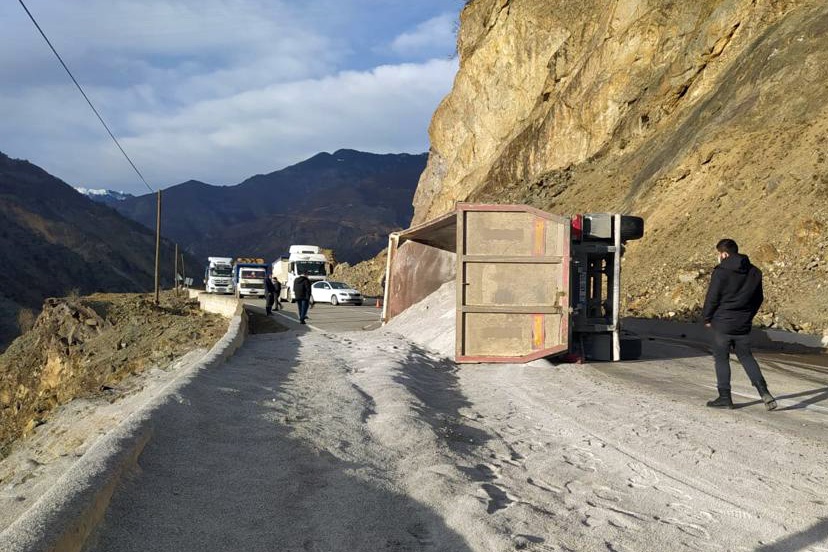 Gümüşhane'de tır devrildi: 1 yaralı 2