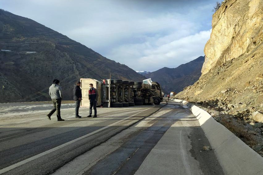 Gümüşhane'de tır devrildi: 1 yaralı 3