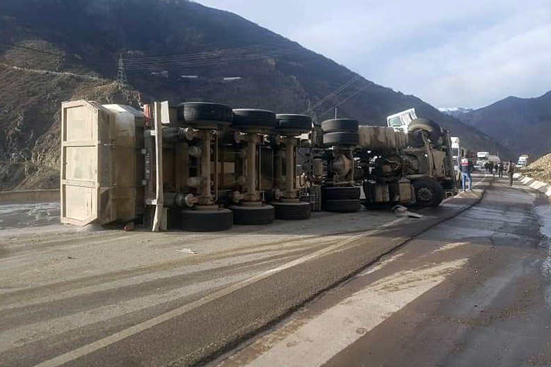 Gümüşhane'de tır devrildi: 1 yaralı 5