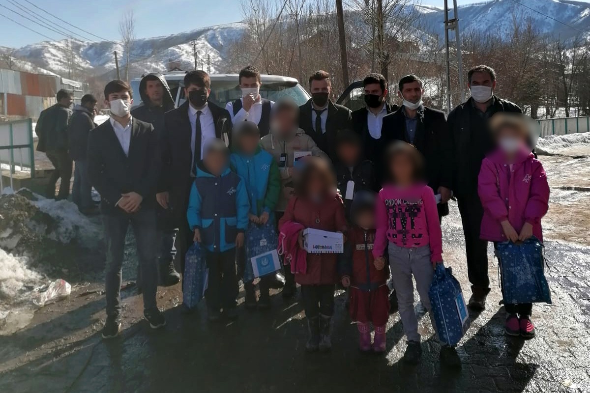 Ülkü Ocaklarından 210 çocuğa bot ve mont 10