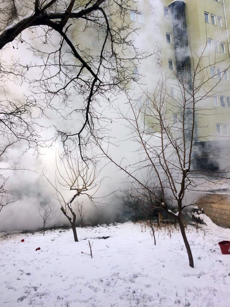 Yanan barakada alevlerin arasına girip köpeği kurtardı 11