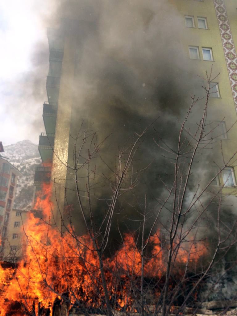 Yanan barakada alevlerin arasına girip köpeği kurtardı 2