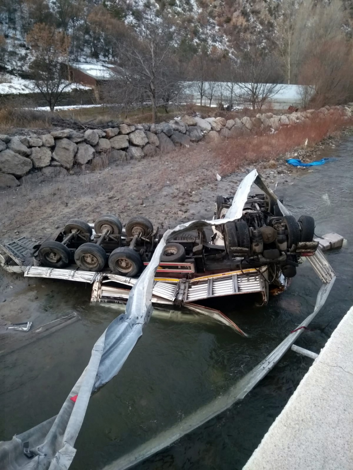 Gümüşhane’de tır Harşit Çayına devrildi: 1 yaralı 5