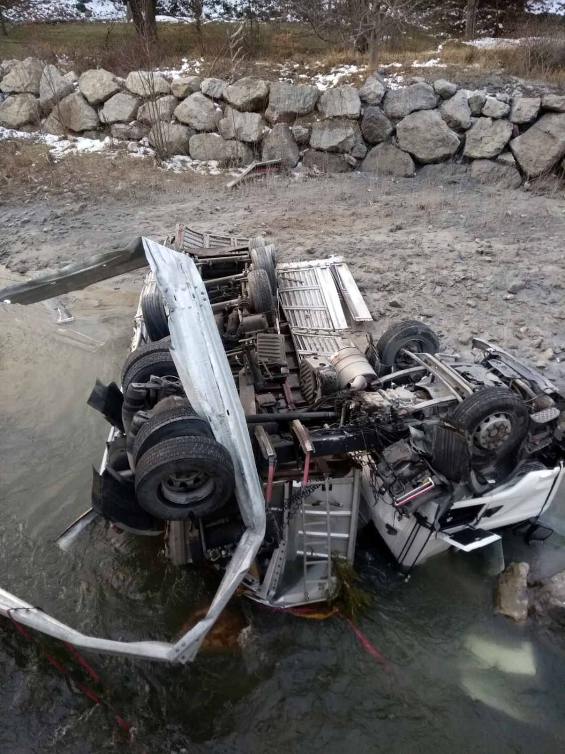 Gümüşhane’de tır Harşit Çayına devrildi: 1 yaralı 4