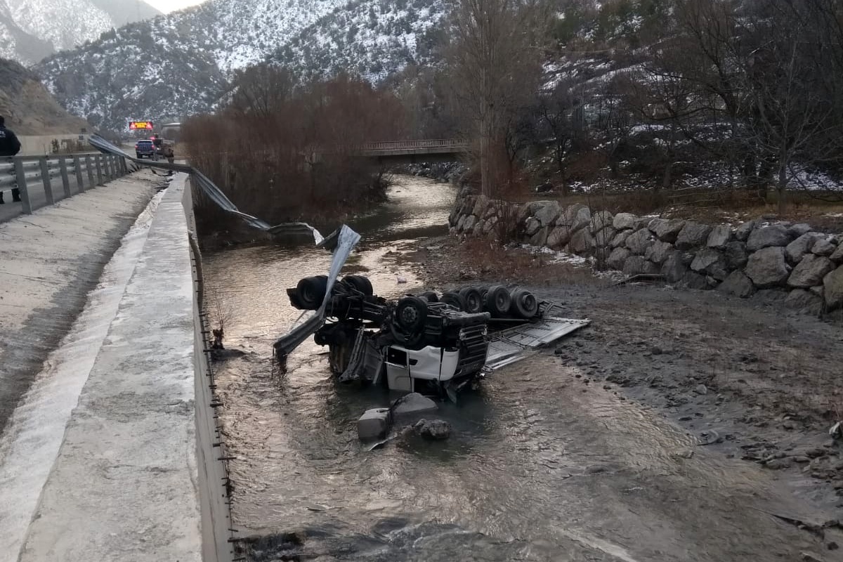 Gümüşhane’de tır Harşit Çayına devrildi: 1 yaralı 3