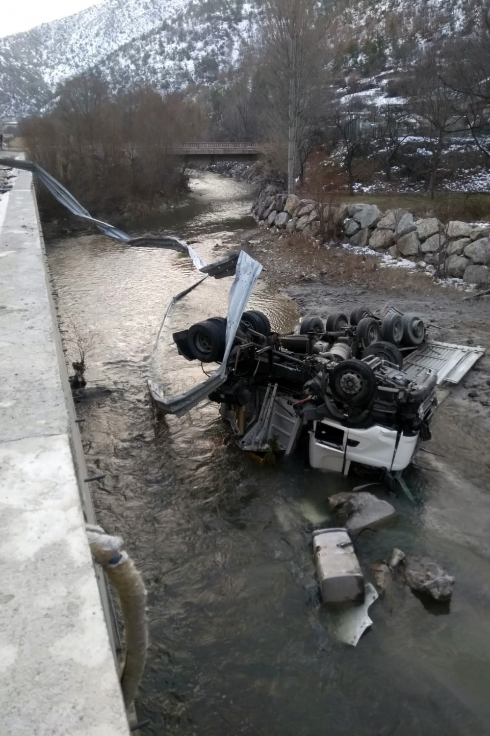 Gümüşhane’de tır Harşit Çayına devrildi: 1 yaralı 2
