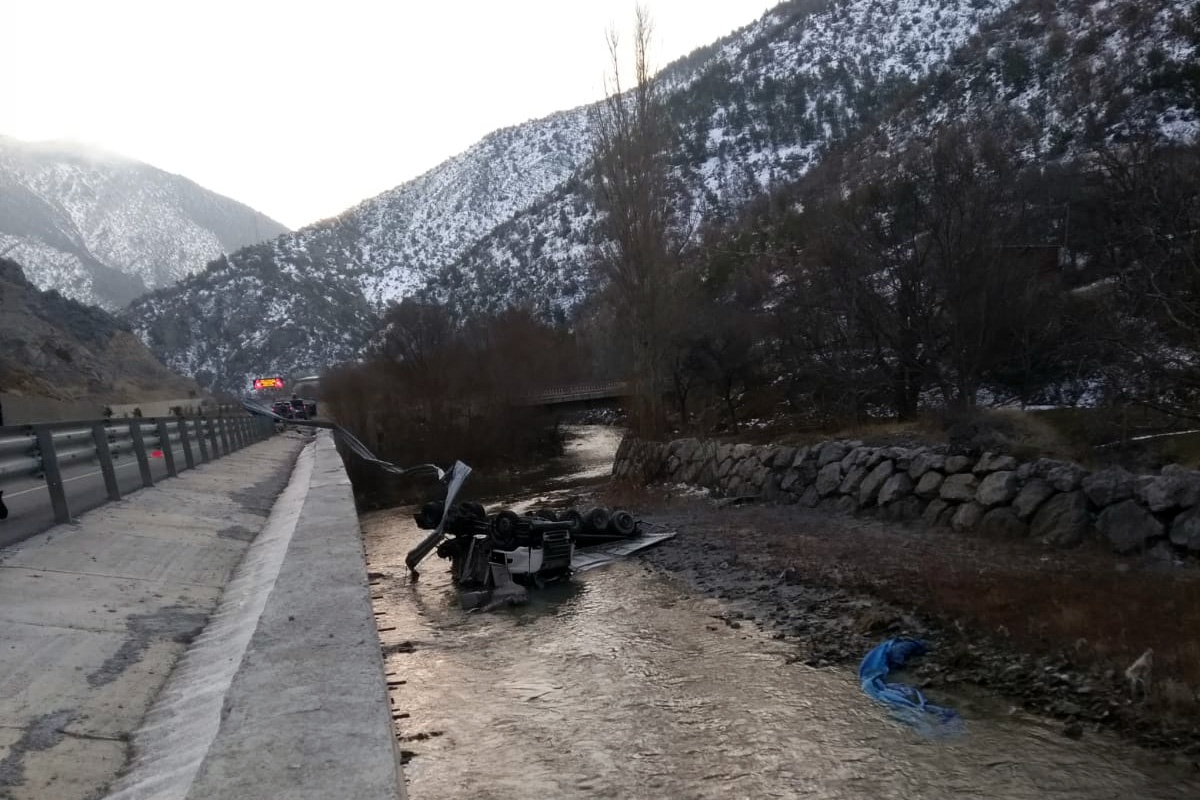 Gümüşhane’de tır Harşit Çayına devrildi: 1 yaralı 1