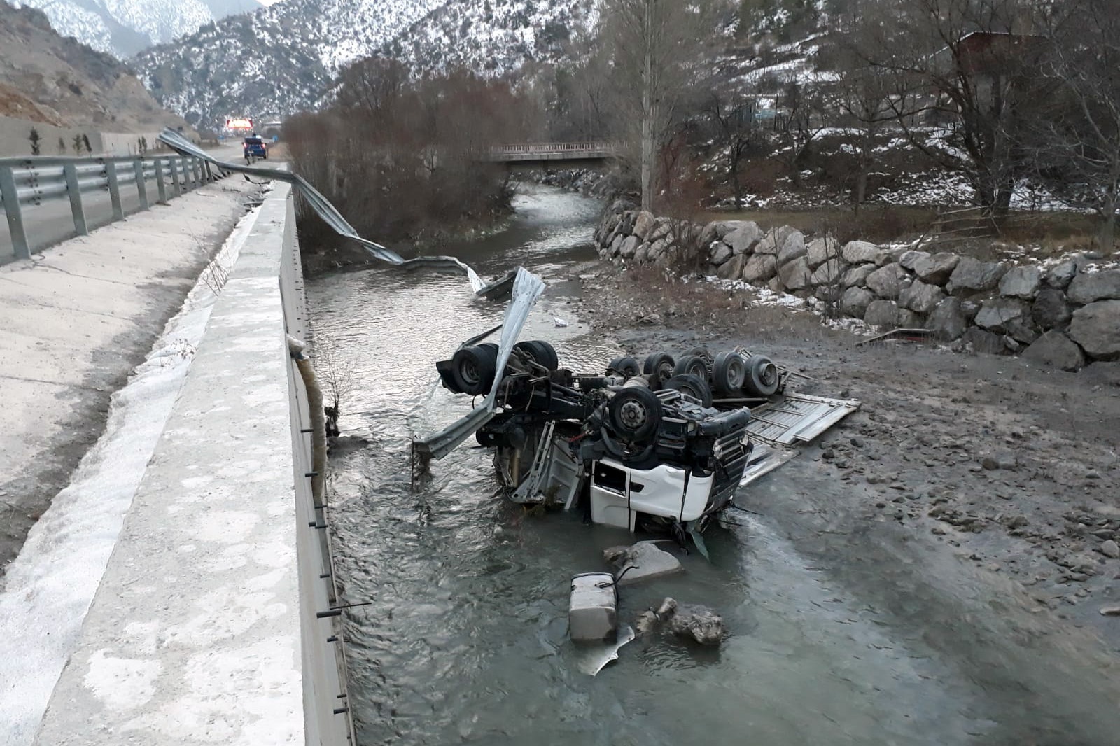 Gümüşhane’de tır Harşit Çayına devrildi: 1 yaralı 9