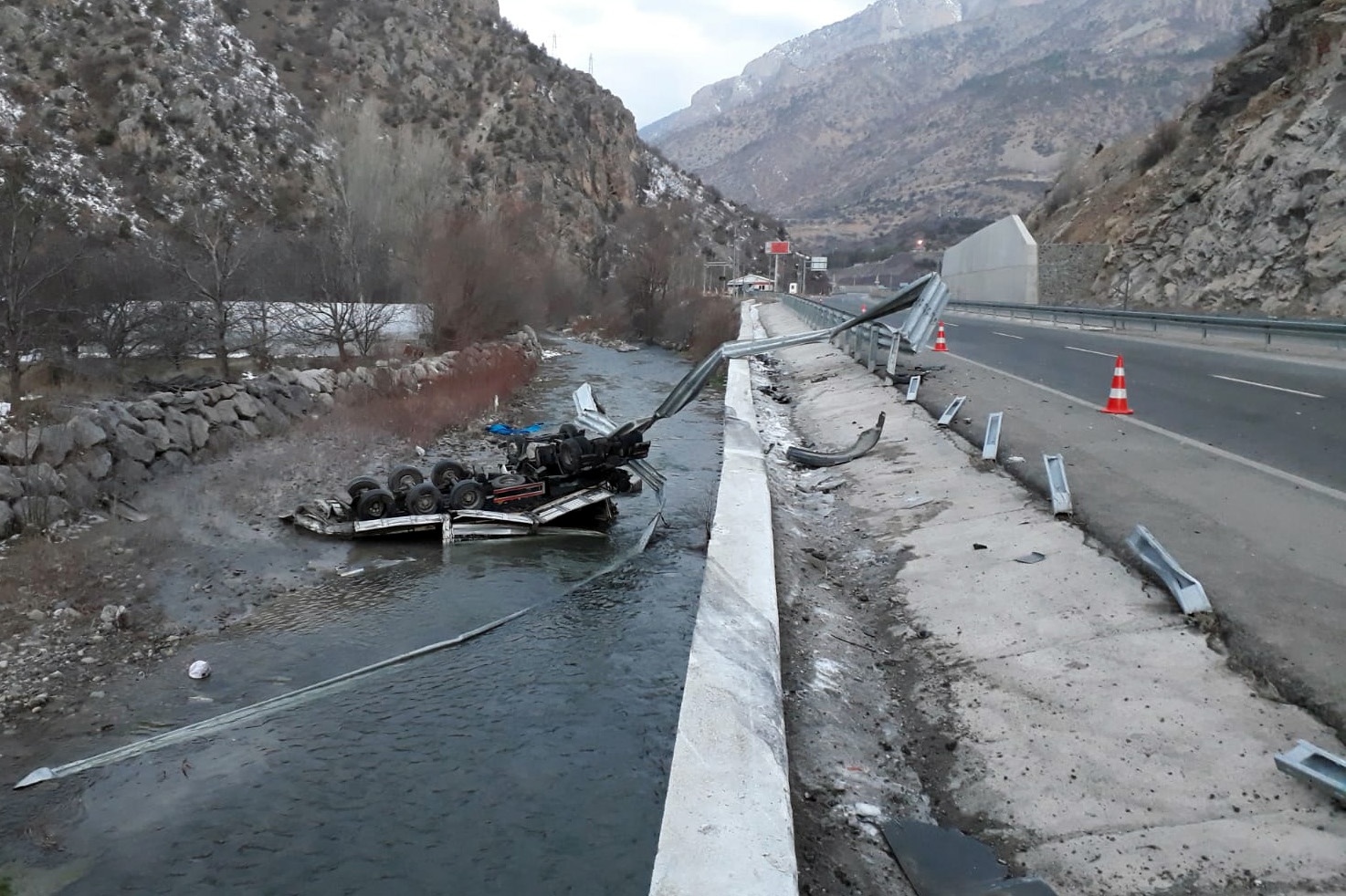 Gümüşhane’de tır Harşit Çayına devrildi: 1 yaralı 7