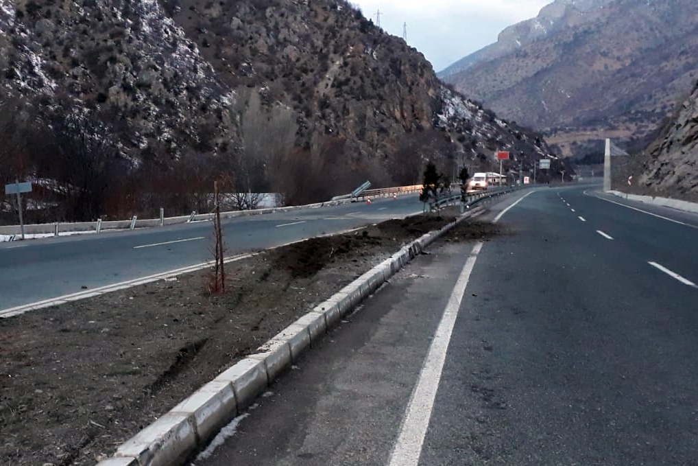 Gümüşhane’de tır Harşit Çayına devrildi: 1 yaralı 6