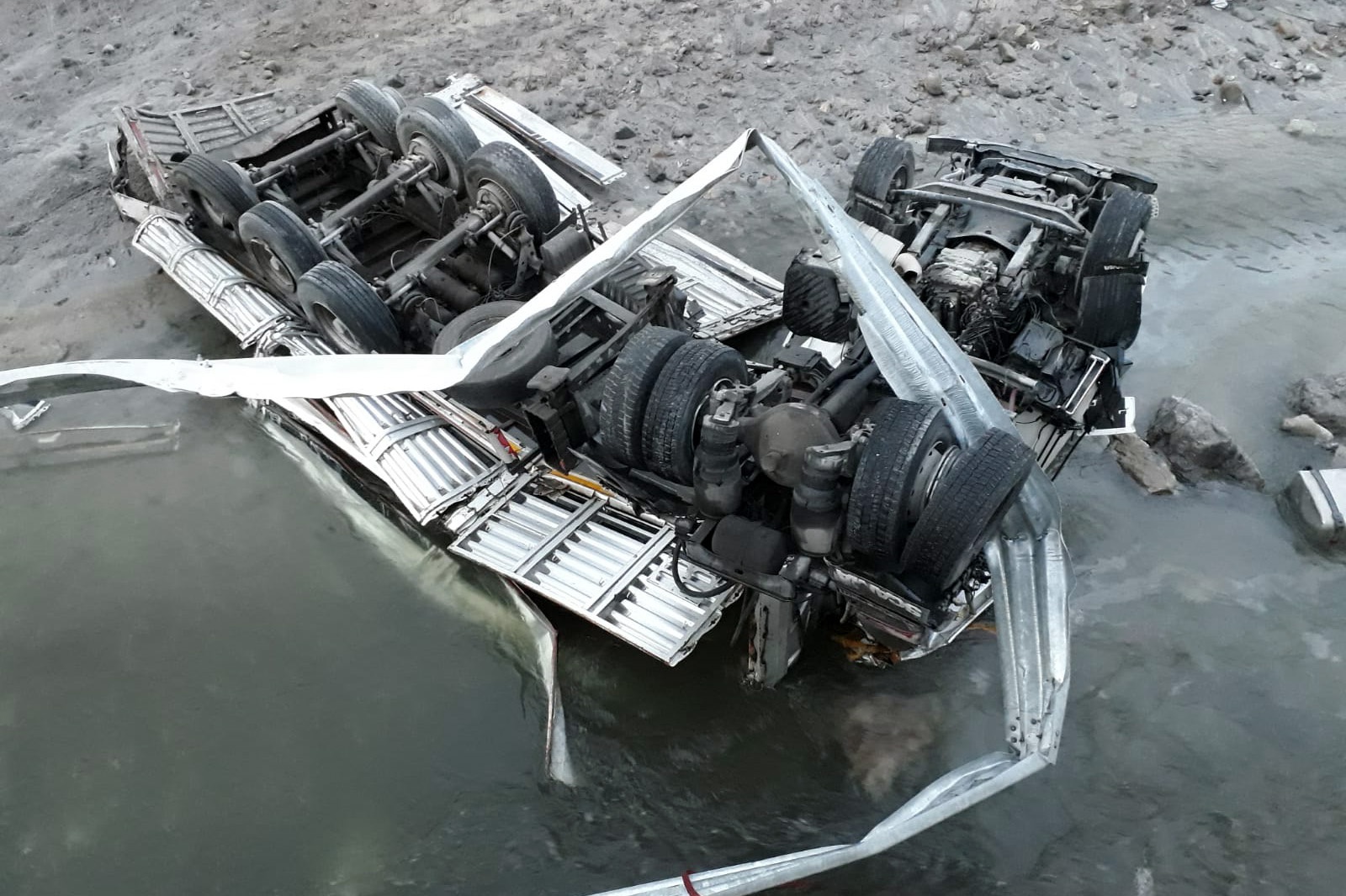 Gümüşhane’de tır Harşit Çayına devrildi: 1 yaralı 8