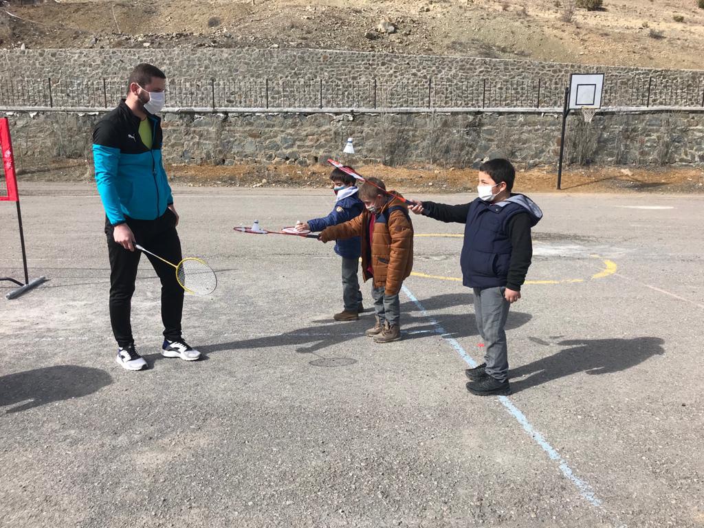 Köylerdeki çocuklar Badminton ile tanışıyor 6
