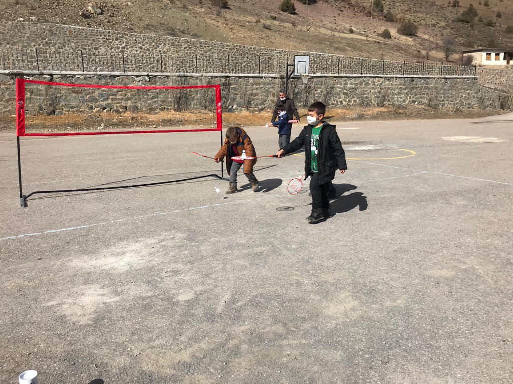 Köylerdeki çocuklar Badminton ile tanışıyor 3
