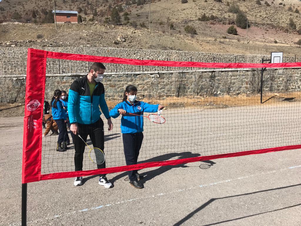 Köylerdeki çocuklar Badminton ile tanışıyor 2