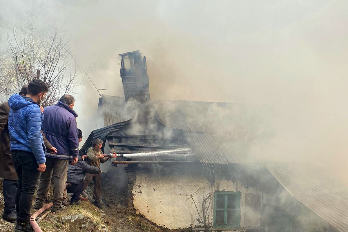 Özkürtün'de ev ve ahır yangını 1