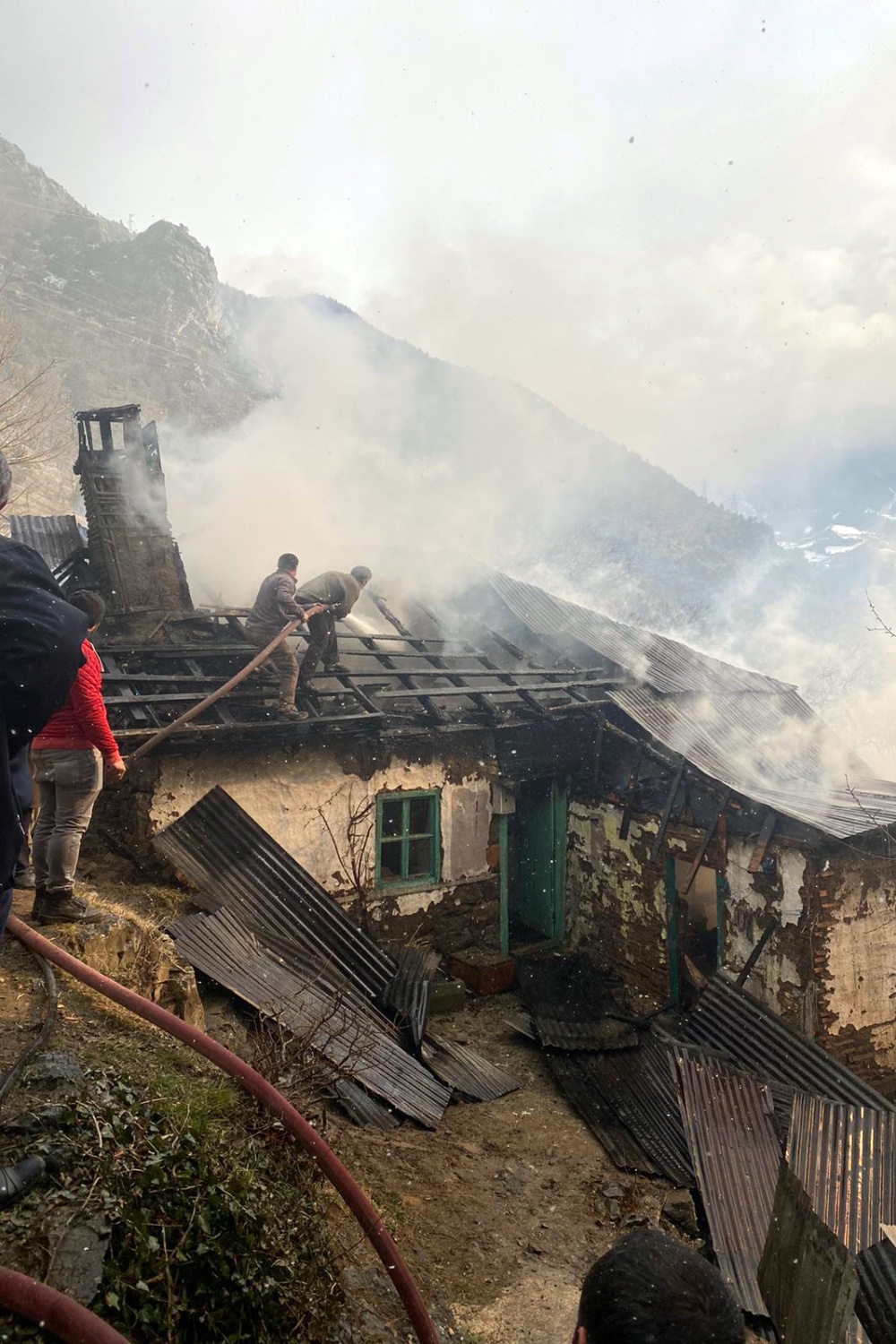 Özkürtün'de ev ve ahır yangını 2