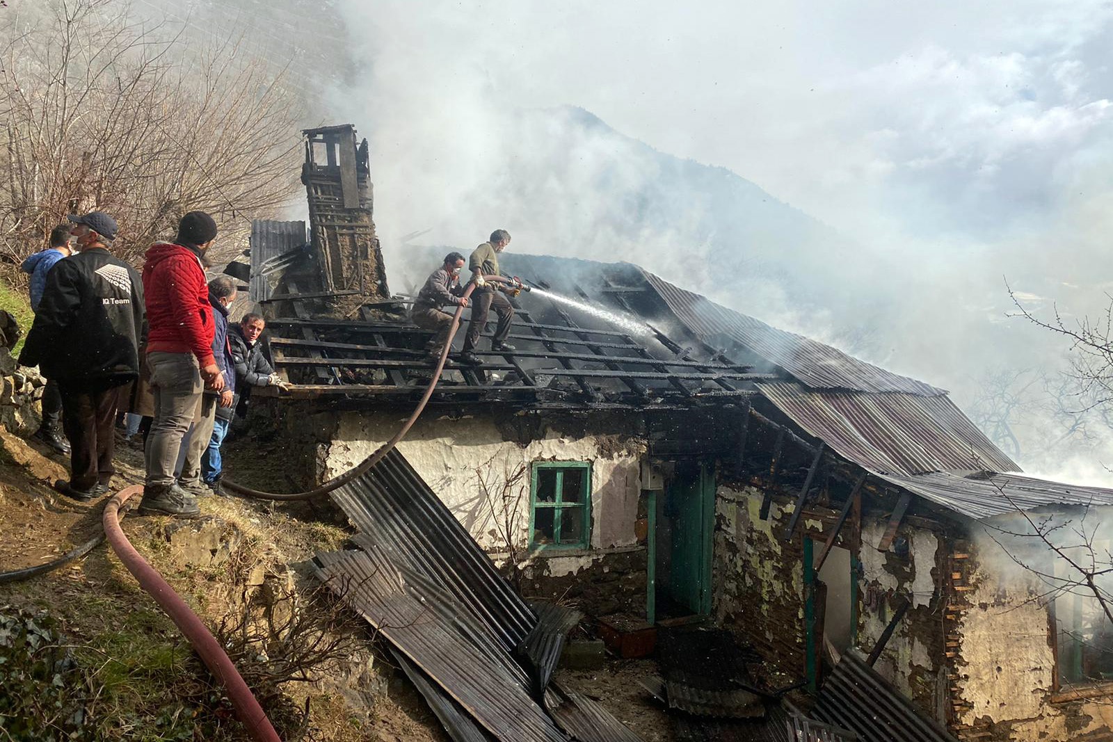 Özkürtün'de ev ve ahır yangını 6