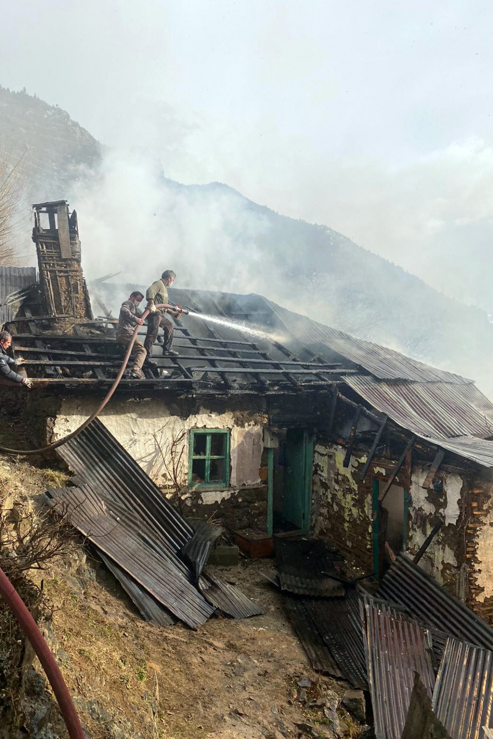 Özkürtün'de ev ve ahır yangını 3