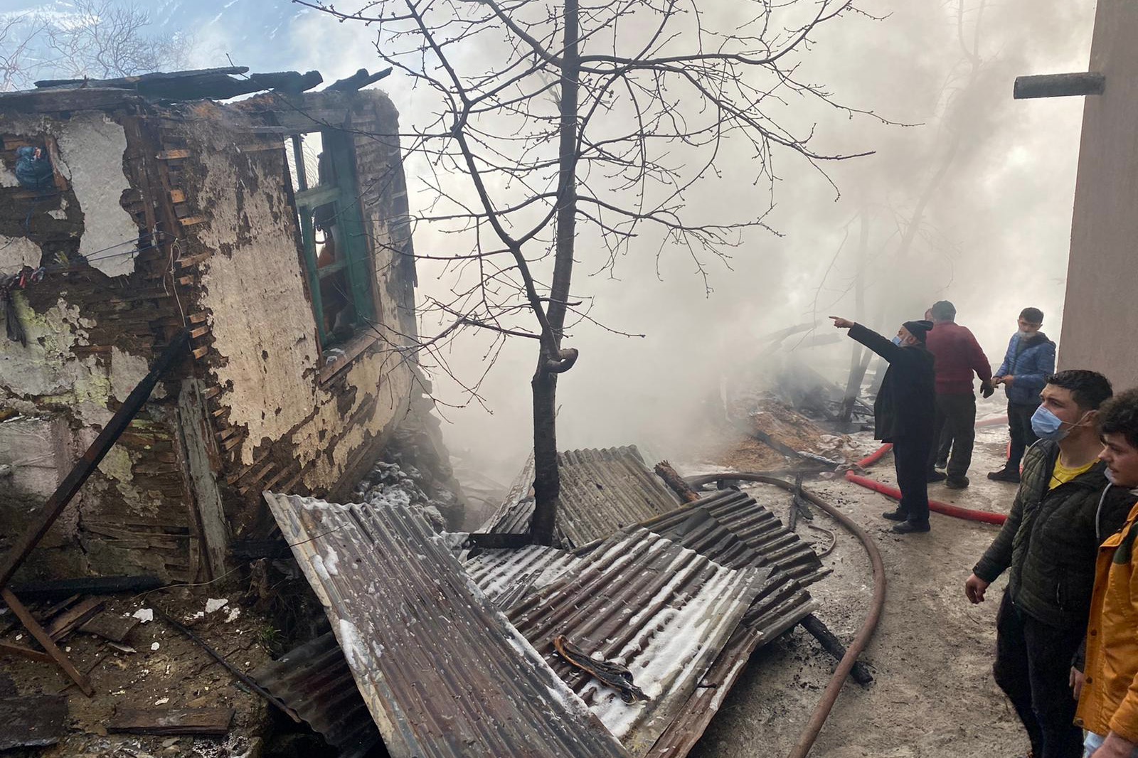 Özkürtün'de ev ve ahır yangını 5